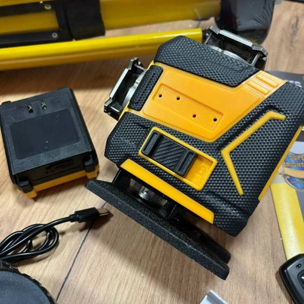 Лазерний рівень нівелір акмуляторний з магнітною підставкою 4D Чорний з жовтим