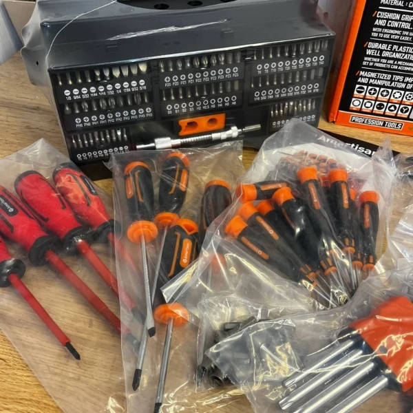 Набір ручного інструменту та біт Amartisan з підставкою 146 предметів: викрутки, ключі, біти Чорний